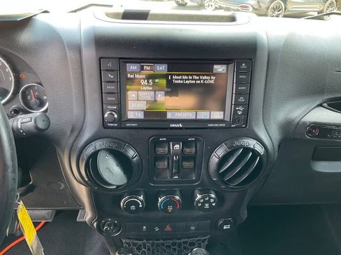 Used 2015 Jeep Wrangler Unlimited Rubicon w/ Connectivity Group AWD/4WD image 14