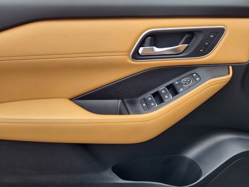 Used 2023 Nissan Rogue Platinum w/ Platinum Premium Package image 7