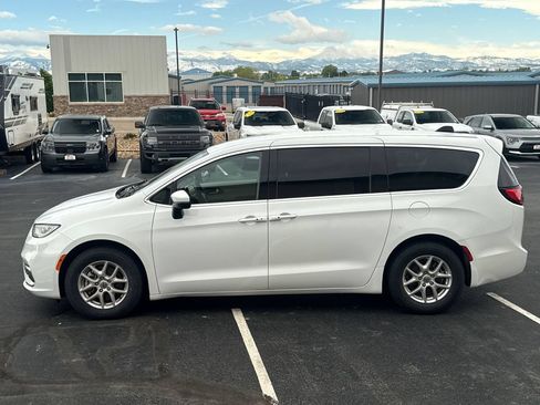 Used 2023 Chrysler Pacifica Touring-L FWD image 51