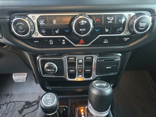 Used 2024 Jeep Wrangler Unlimited Sahara w/ Technology Group AWD/4WD image 17