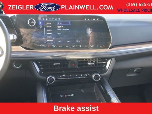 Used 2025 Chevrolet Suburban Z71 image 17