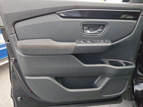 Used 2025 Honda Pilot Sport image 13
