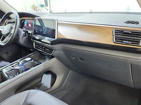 Used 2025 Volkswagen Atlas SE FWD image 25
