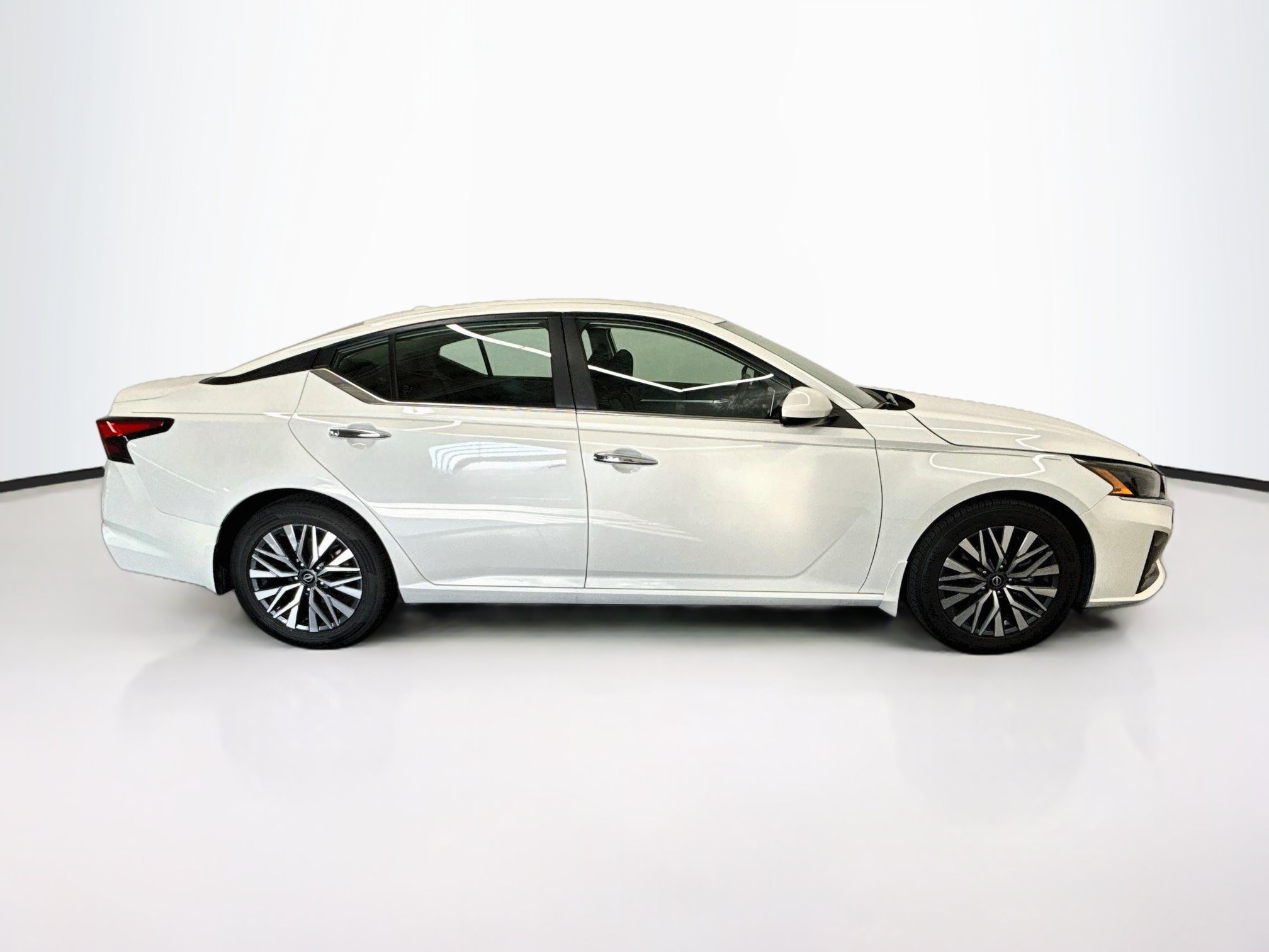 Used 2023 Nissan Altima 2.5 SV FWD image 10