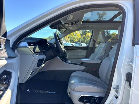 Used 2022 Jeep Grand Cherokee Overland w/ Advanced Protech Group III image 11