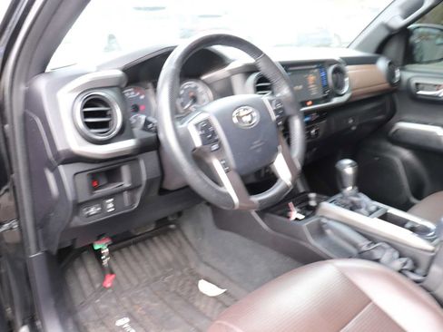 Used 2016 Toyota Tacoma Limited w/ Towing Package AWD/4WD image 10