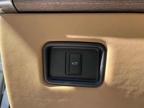 Used 2023 Land Rover Range Rover SE image 9