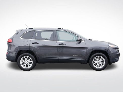Used 2016 Jeep Cherokee Latitude image 2