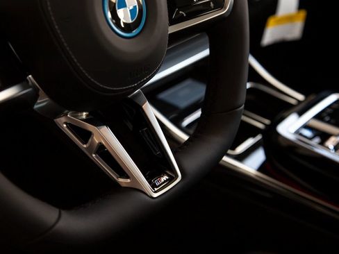 Certified 2025 BMW i7 xDrive60 w/ Executive Package AWD/4WD image 18