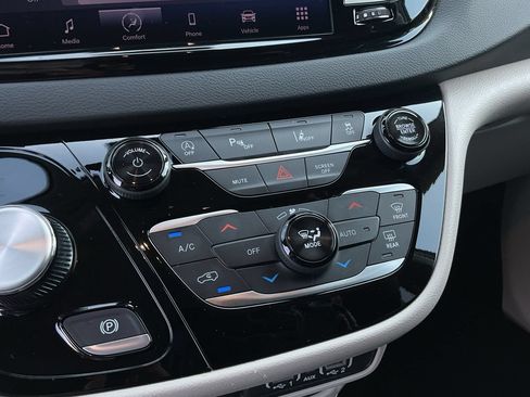 Used 2024 Chrysler Pacifica Touring-L FWD image 26