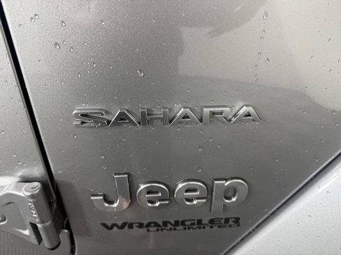Used 2019 Jeep Wrangler Unlimited Sahara w/ Cold Weather Group AWD/4WD image 11