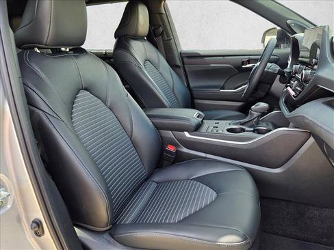 Used 2024 Toyota Highlander XSE FWD image 13