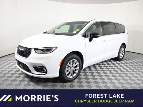 Used 2025 Chrysler Pacifica Select image 1