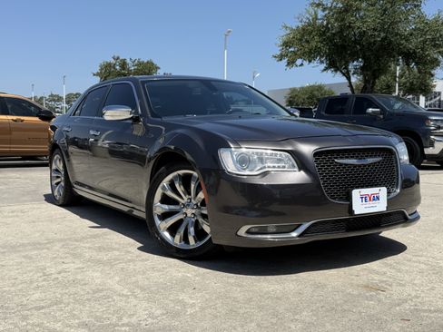 Used 2019 Chrysler 300 Limited RWD image 2
