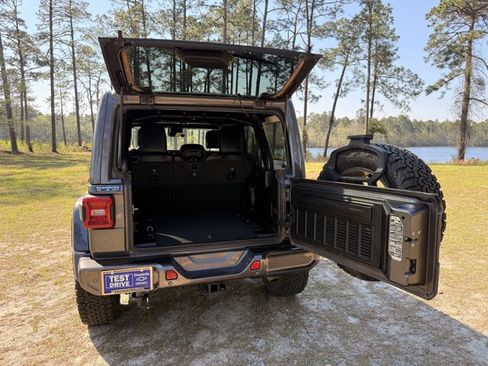 Used 2021 Jeep Wrangler Unlimited Sahara image 10