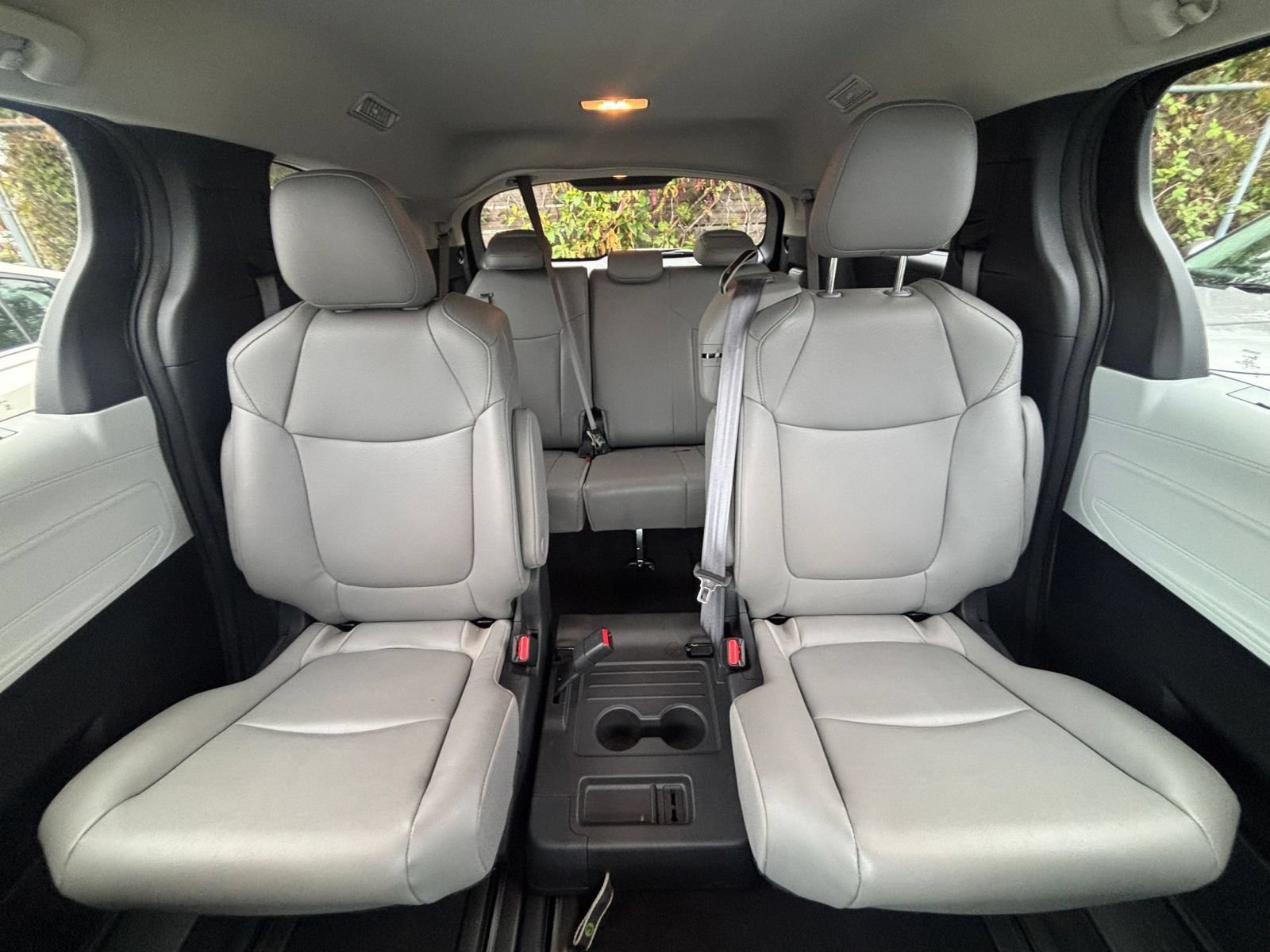 Used 2025 Toyota Sienna XLE FWD image 41