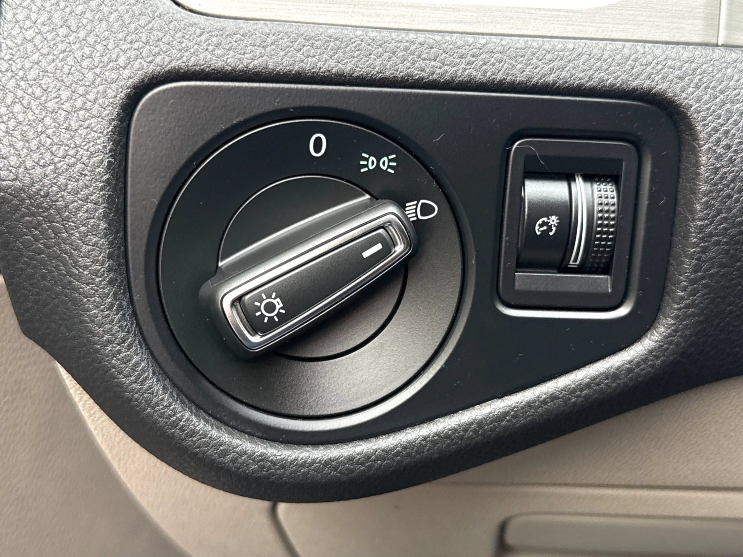 Used 2015 Volkswagen Golf S FWD image 19