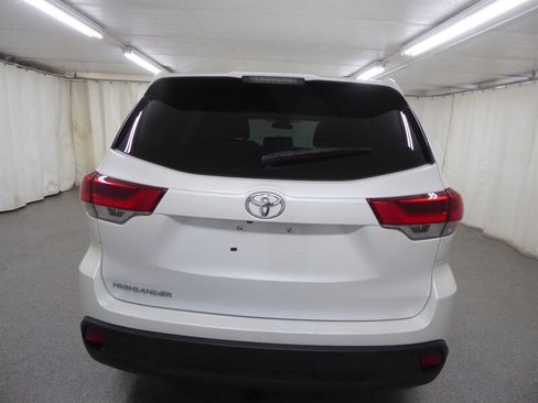 Used 2019 Toyota Highlander LE FWD image 6