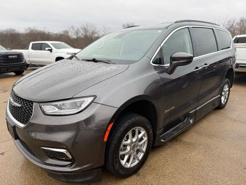 Used 2022 Chrysler Pacifica Touring-L image 2