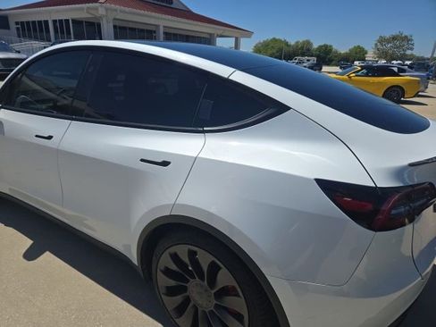 Used 2023 Tesla Model Y Performance image 9