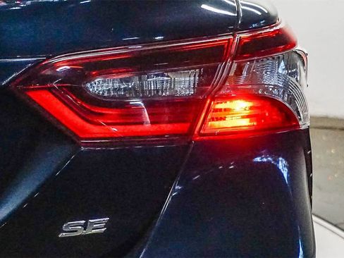 Used 2021 Toyota Camry SE image 11
