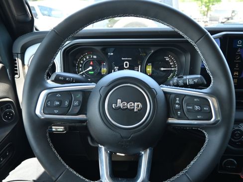 Used 2025 Jeep Wrangler Unlimited Sahara w/ Safety Group AWD/4WD image 17
