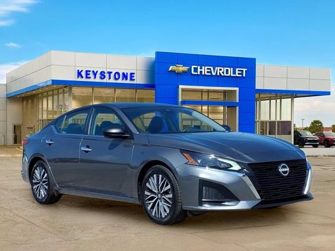 Used 2025 Nissan Altima 2.5 SV FWD image 1