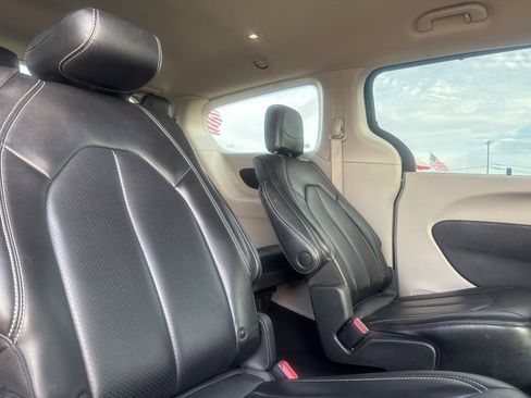Used 2023 Chrysler Pacifica Touring-L FWD image 22