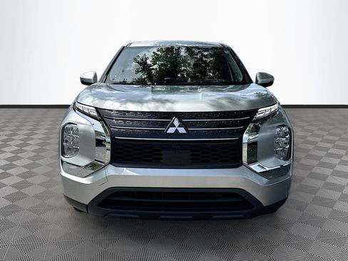 Used 2024 Mitsubishi Outlander ES FWD image 2