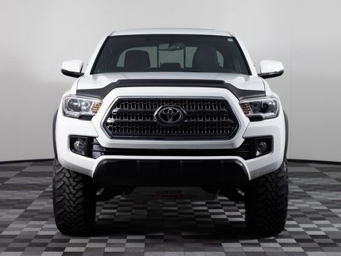 Used 2017 Toyota Tacoma TRD Off-Road w/ Premium & Technology Package AWD/4WD image 12