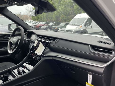 New 2025 Jeep Grand Cherokee Laredo w/ Luxury Tech Group I image 15