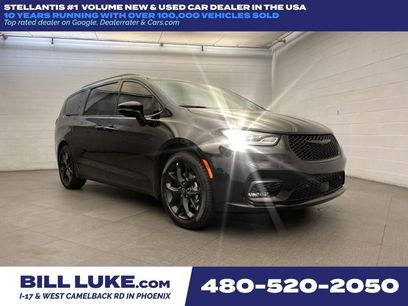 New 2026 Chrysler Pacifica Limited w/ Uconnect Theater Family Group