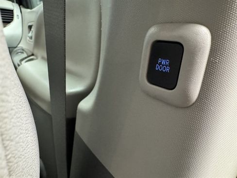 Used 2020 Toyota Sienna XLE Premium FWD image 18