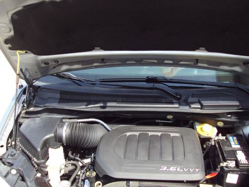 Used 2016 Dodge Grand Caravan SE image 30