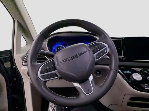 Used 2023 Chrysler Pacifica Touring-L image 13