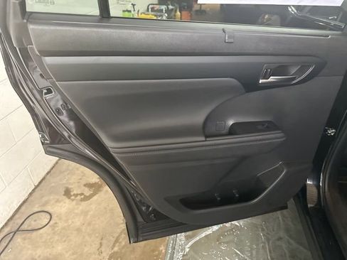 Used 2023 Toyota Highlander XLE image 15