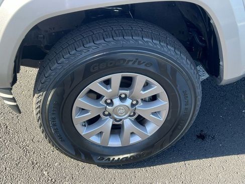 Certified 2019 Toyota Tacoma SR5 image 9