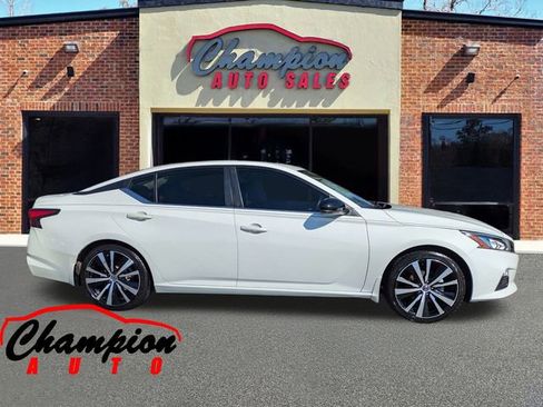 Used 2021 Nissan Altima 2.5 SR w/ SR Premium Package image 3