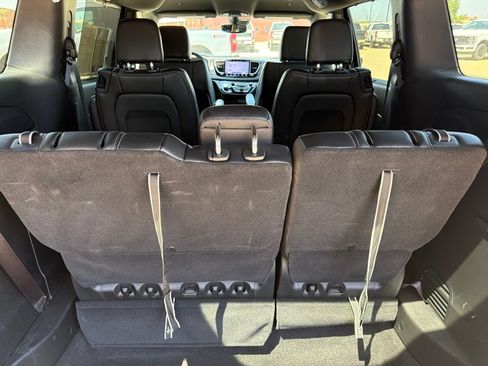 Used 2025 Chrysler Pacifica Select FWD image 18