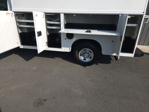 Used 2017 Chevrolet Express 3500 image 4