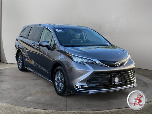 Used 2022 Toyota Sienna XLE FWD image 1