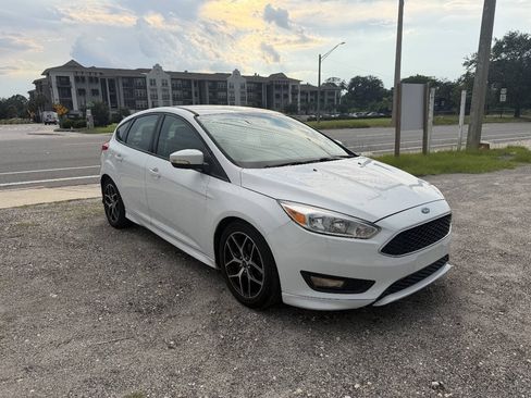 Used 2016 Ford Focus SE w/ SE Sport Package FWD image 5
