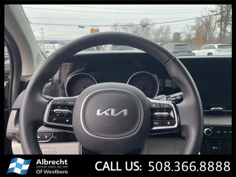 Used 2024 Kia Carnival EX image 25