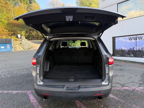 Used 2021 Chevrolet Traverse LS image 8