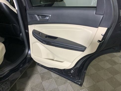 Used 2019 Ford Edge Titanium image 22