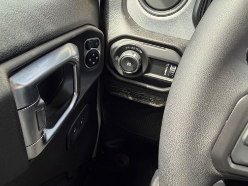 Used 2025 Jeep Wrangler Unlimited Sport AWD/4WD image 17