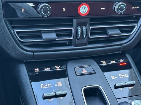 Used 2023 Porsche Macan image 21