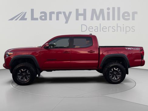 Used 2018 Toyota Tacoma TRD Off-Road w/ Technology Package AWD/4WD image 2