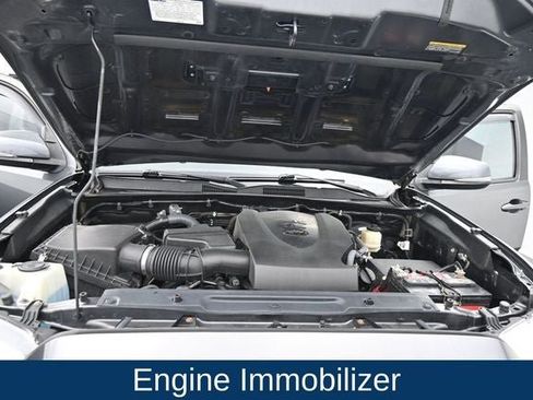 Used 2017 Toyota Tacoma TRD Sport AWD/4WD image 13