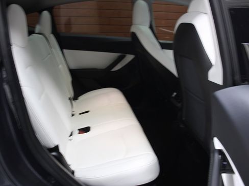 Used 2020 Tesla Model Y Long Range image 27